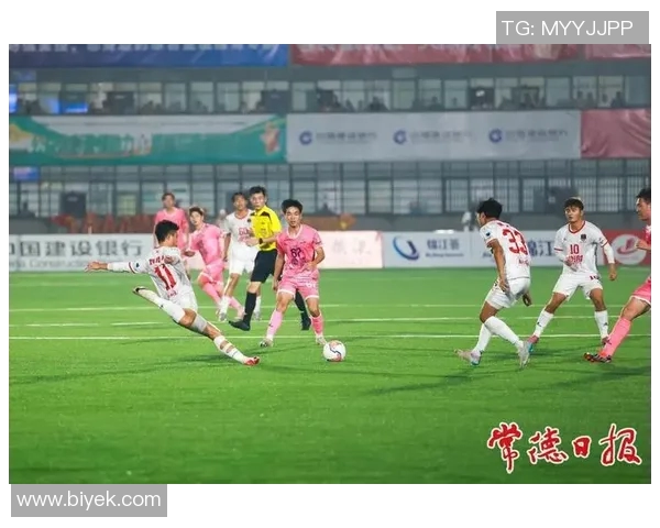 扛糖葫芦的足球明星如何在绿茵场上展现独特魅力与风采