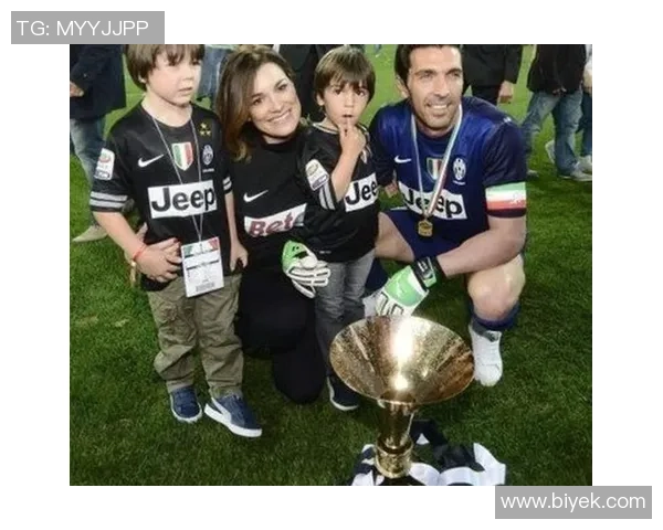 揭秘著名足球明星前女友的生活与情感历程背后的故事与秘密