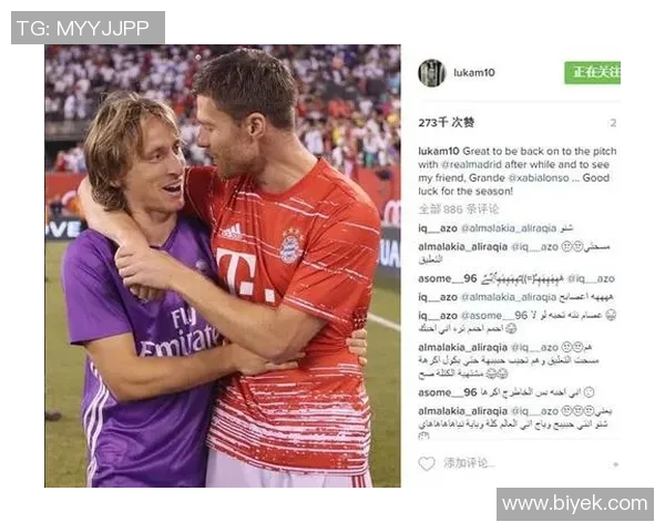 足球明星与粉丝亲密合影瞬间展现温暖互动与真挚情感